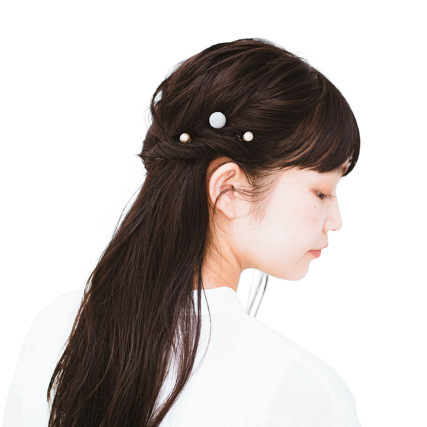 ミニツク|【タイプが選べる】美容師さん監修！ 華やぐ大人のヘアアクセ|お呼ばれした日やキレイめにまとめたい日に。大小のベージュ色コットンパールの控えめな輝きと、グレーの布玉の組み合わせがシックで上品な雰囲気。