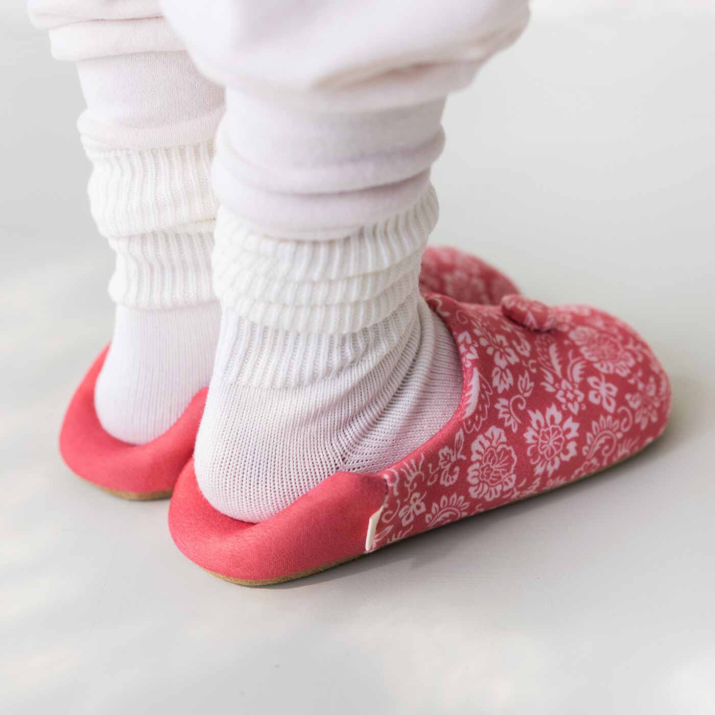 ミニツク|宝相華（ほうそうげ）文様が美しい 挿鞋（そうかい）ルームスリッパの会|かかとを踏んで履くこともできます。