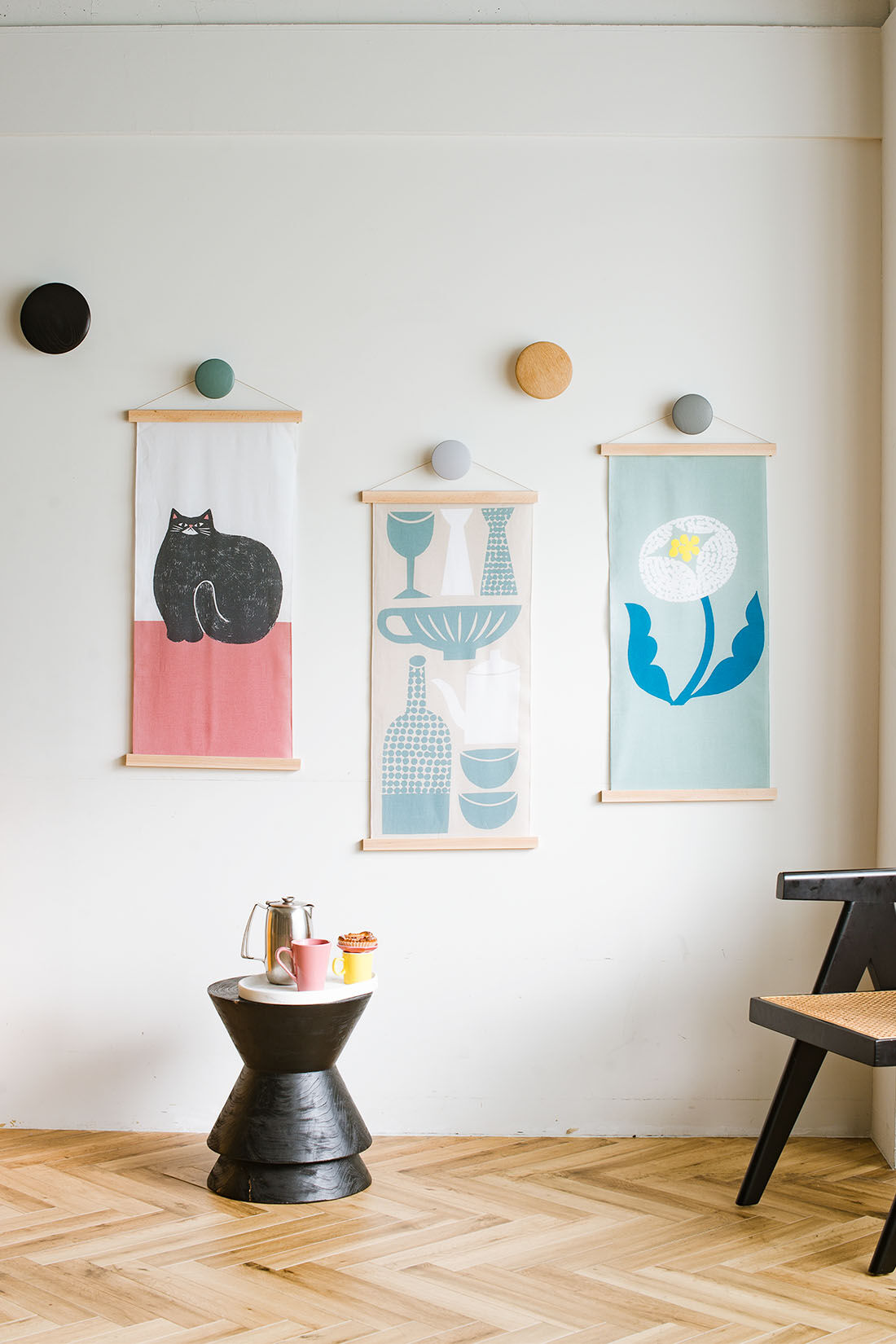 ミニツク|暮らしを彩る 家具職人が作った 手ぬぐいポスターハンガー|手ぬぐいやポスターなどB3サイズまで挟んで飾ることができます。