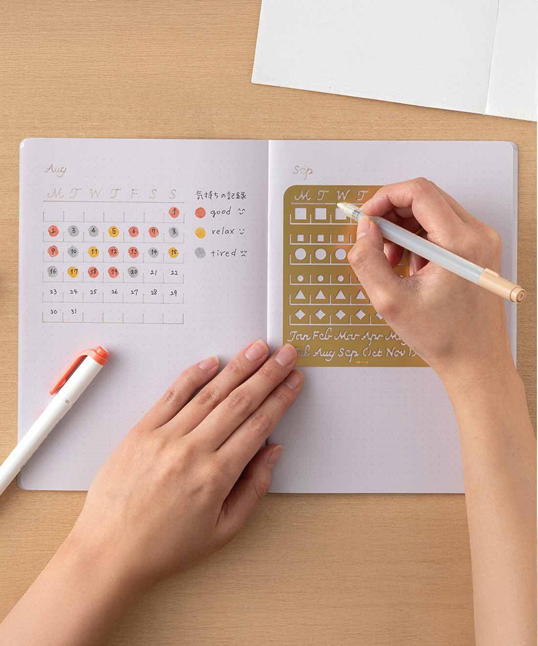 ミニツク|すべらず書きやすい 真ちゅう製 手帳テンプレート カレンダー〈L〉|お気に入りのペンでなぞるだけで、オリジナリティーのあるカレンダーが作成できます。