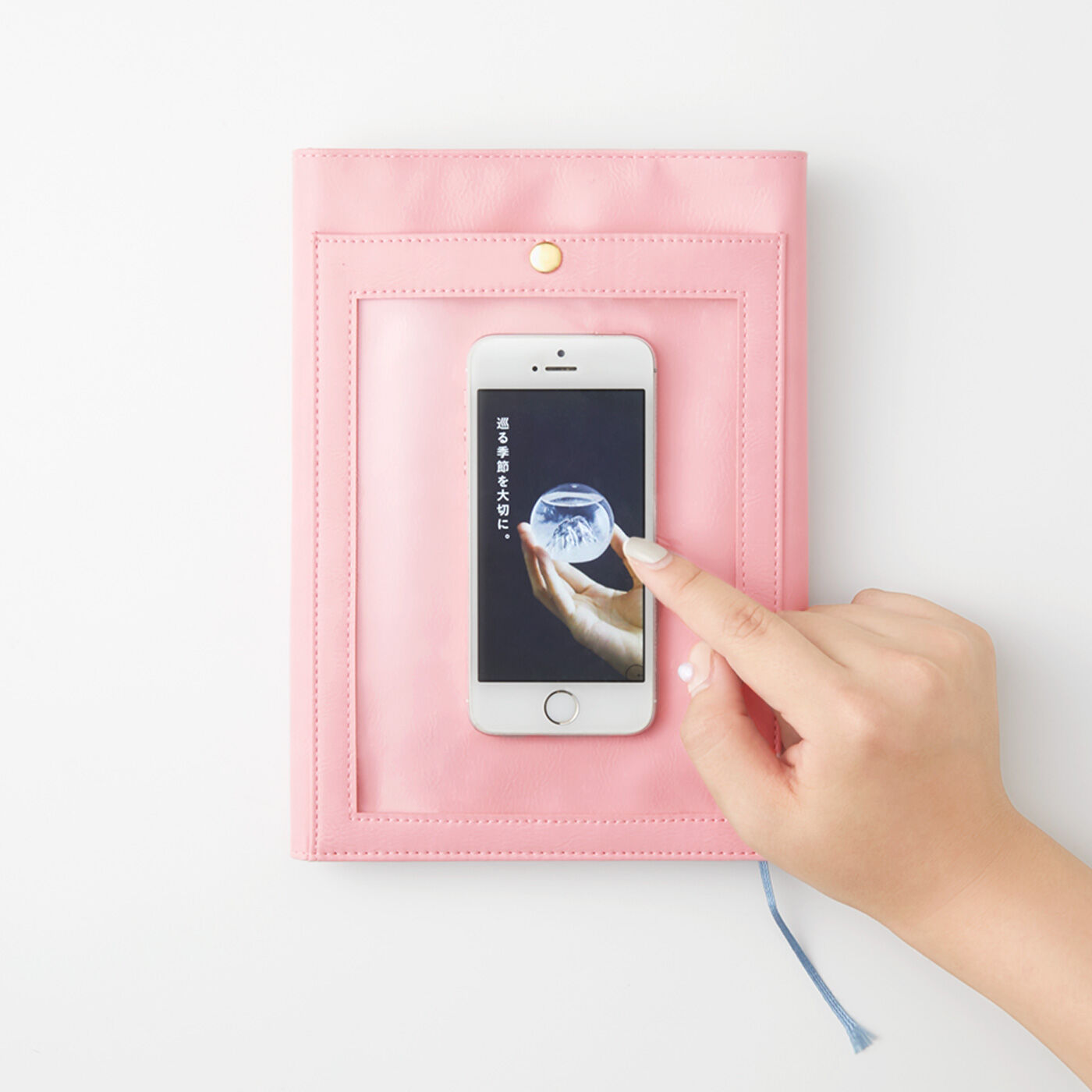 幅広ポケットにたっぷり収納 大きいスケ帳カバー|（Back）スマホを入れたまま操作できる窓付きで便利。