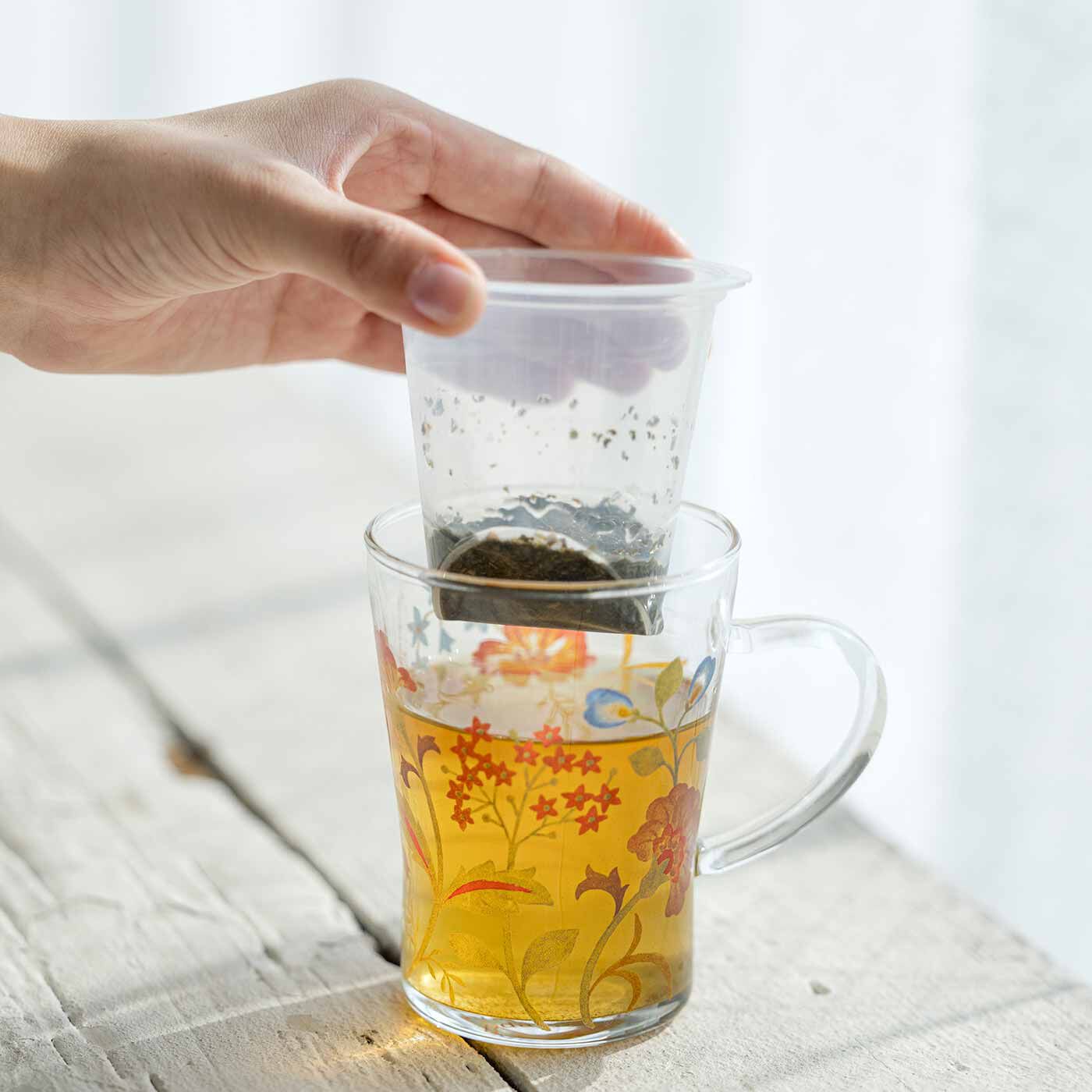 フェリシモメリー|am＆be アンティークフラワー ほっと一息 優雅なティーパーティー 茶こし付き耐熱ガラスのマグカップセット|茶こし付きでティーポット不要。一人分だけを淹れたいときも便利。