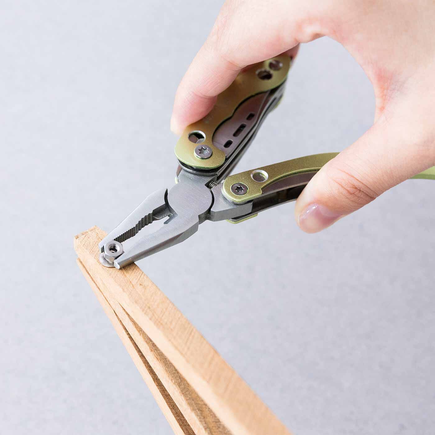 フェリシモメリー|フェリシモ女子DIY部 いろいろなツールに七変化！ 小さくても多彩なカラビナ付きマルチツール|（1）（2）PLIERS プライヤー　つかんで、ねじって、巻く！　ボルトをはさんで回したり、ワイヤーなどの細いものを引っ張ったり曲げたり。パワーが必要なときは奥の方、細かい作業には先端の方が便利です。