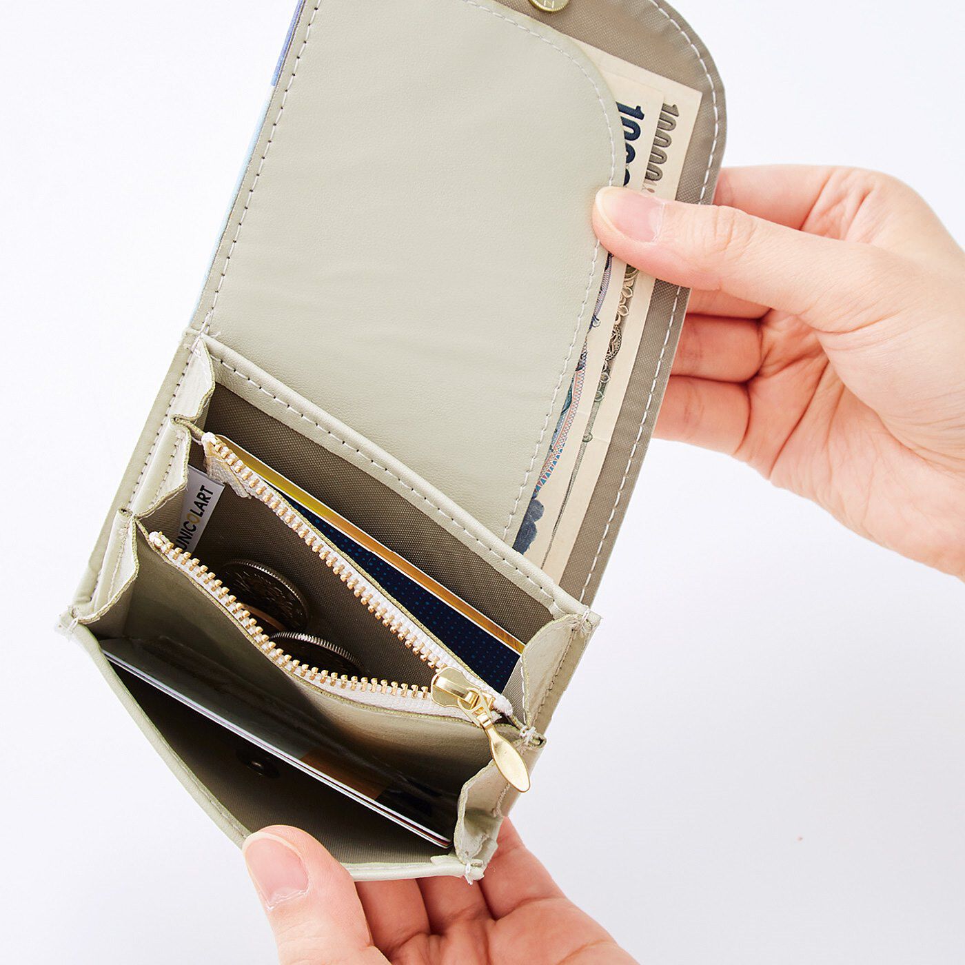 C.C.P|CCP ユニカラート　彩りきらめく しっかり収納コンパクト財布〈流れる色〉|大きく開くじゃばら式ポケット。コンパクトながらカードがたっぷり入ります。