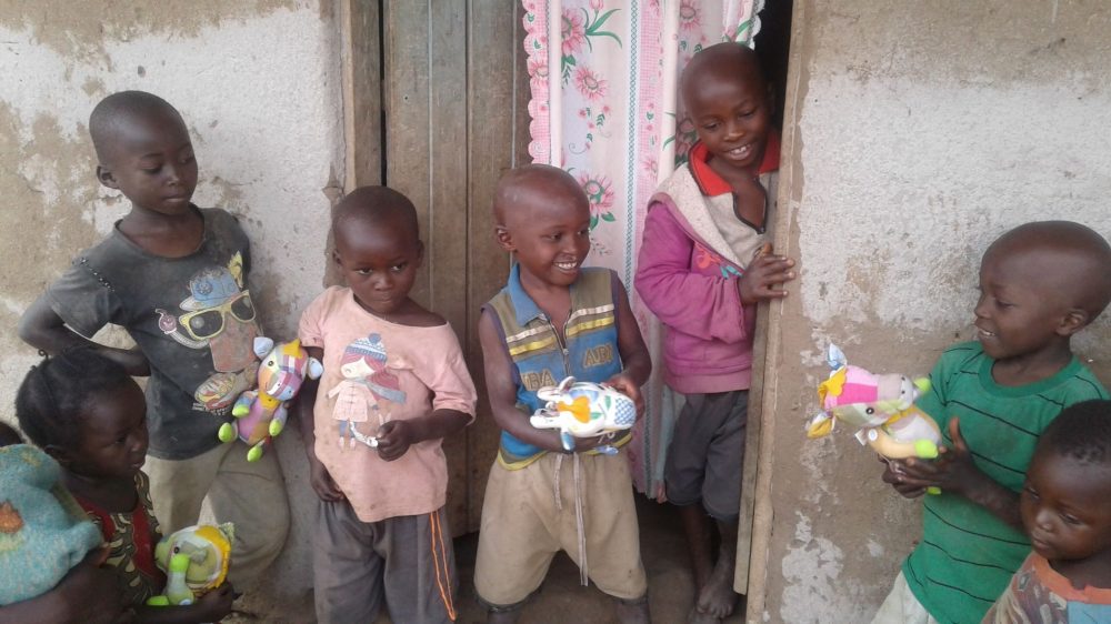 寄贈報告 ウガンダへハッピートイズが贈られました ハッピートイズプロジェクト フェリシモ