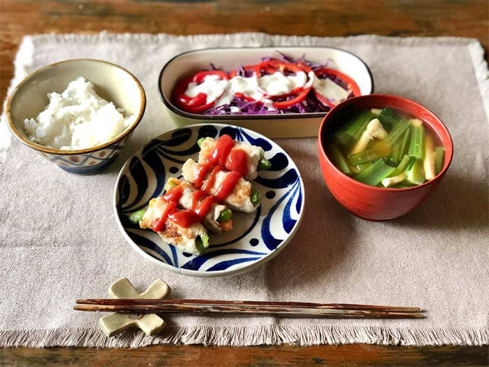 休日ランチ：スナップエンドウとにんじんの肉巻き、紫キャベツとパプリカのコールスロー、小松菜のみそ汁