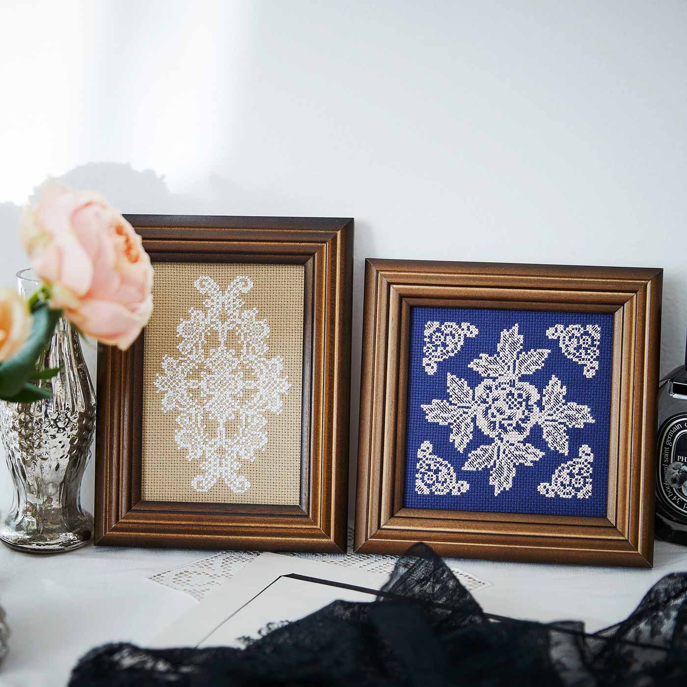 アンティークレースのデザインと刺しゅうのマリアージュ　繊細なレース模様のクロスステッチフレームの会