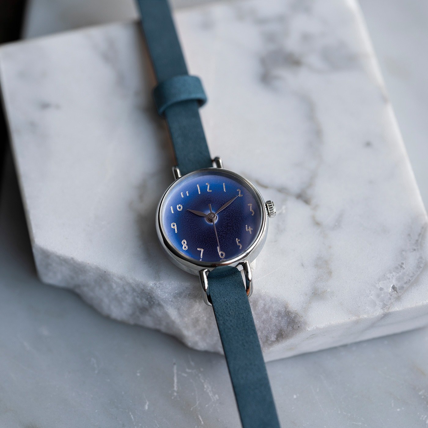 金沢の時計職人が手掛けた　マジックアワーの空に見惚れる腕時計〈ブルーグレー〉