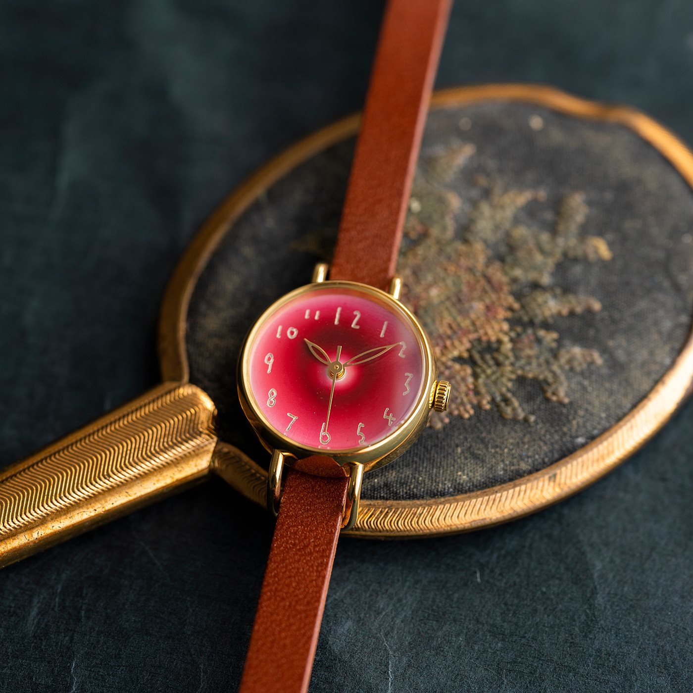 金沢の時計職人が手掛けた　ルビー色の夕焼けに見惚れる腕時計〈ブラウン〉