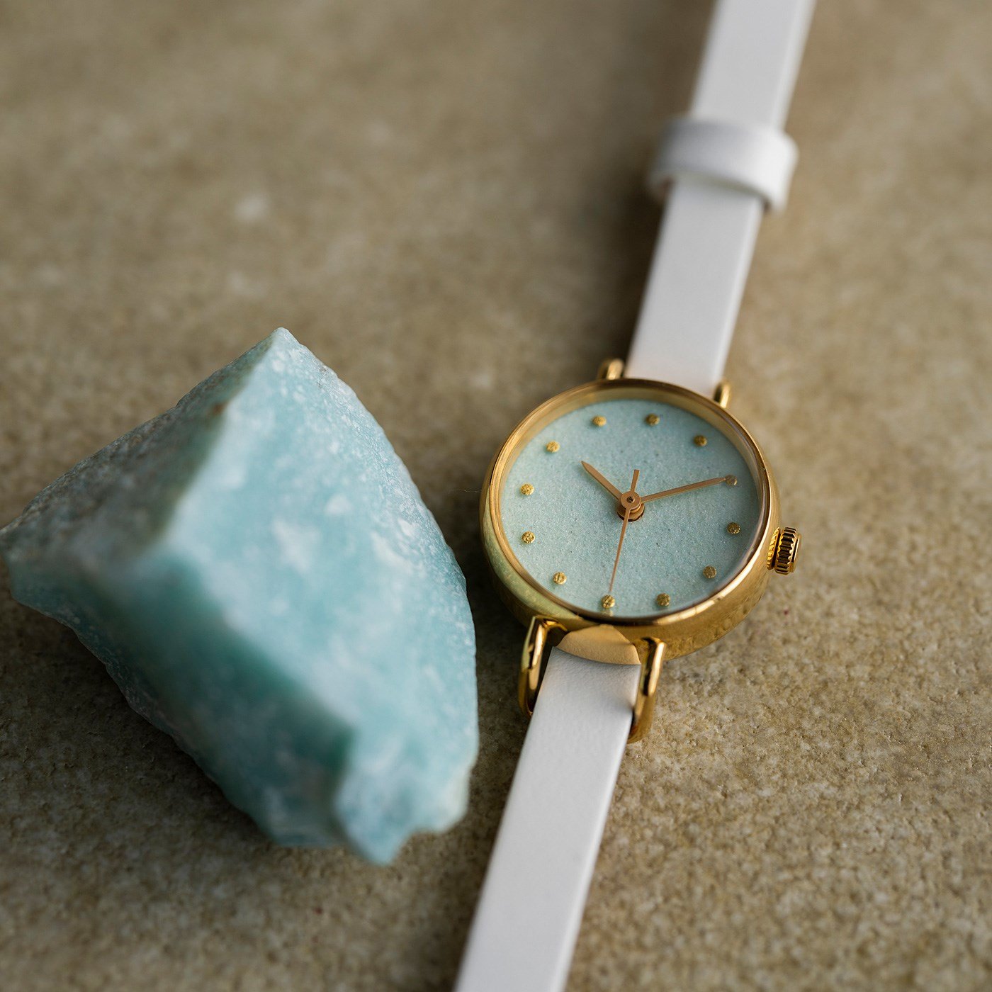 金沢の時計職人が手掛けた　天河の水浅葱色に見惚れる腕時計〈ホワイト〉
