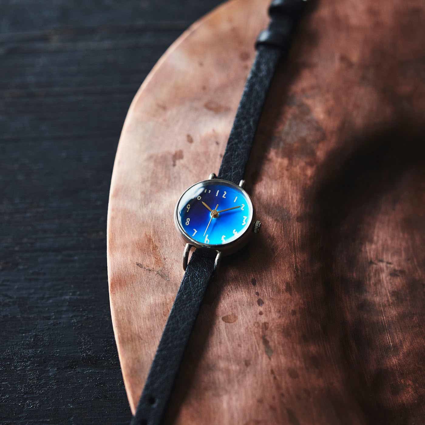 金沢時計職人が手掛けた 藍月に見惚れる腕時計〈墨色〉