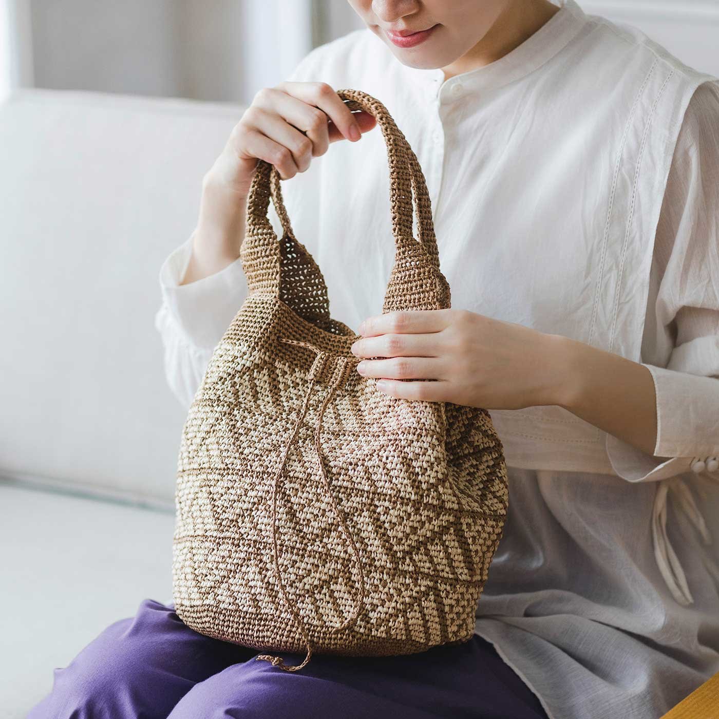 ＳＡＳＡＷＡＳＨＩＦＬＡＴで編む　たっぷり入る幾何学模様のきんちゃくバッグ