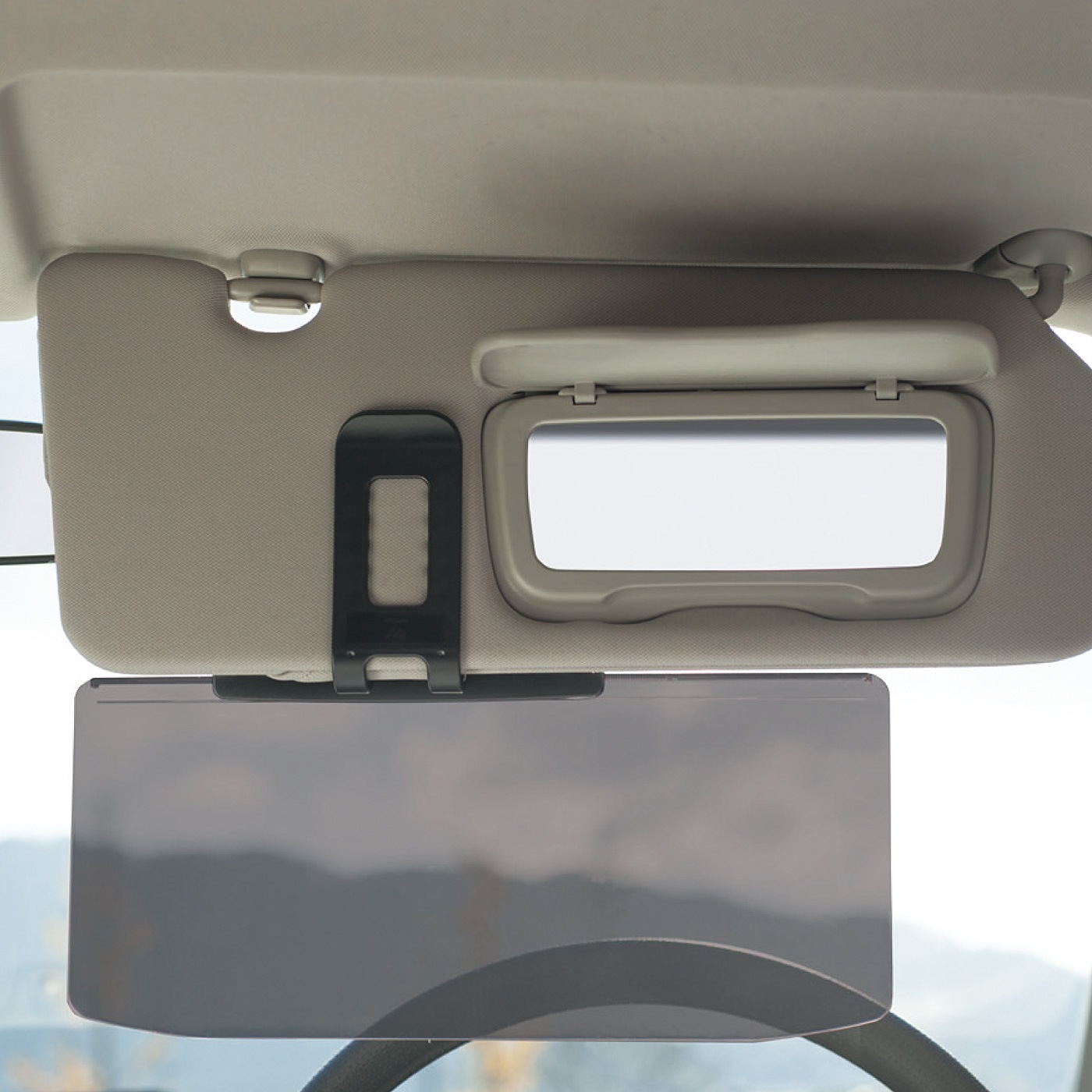 日差しの入り込みを緩和しながら車内のUV対策　スライド式UVカットワイドバイザー