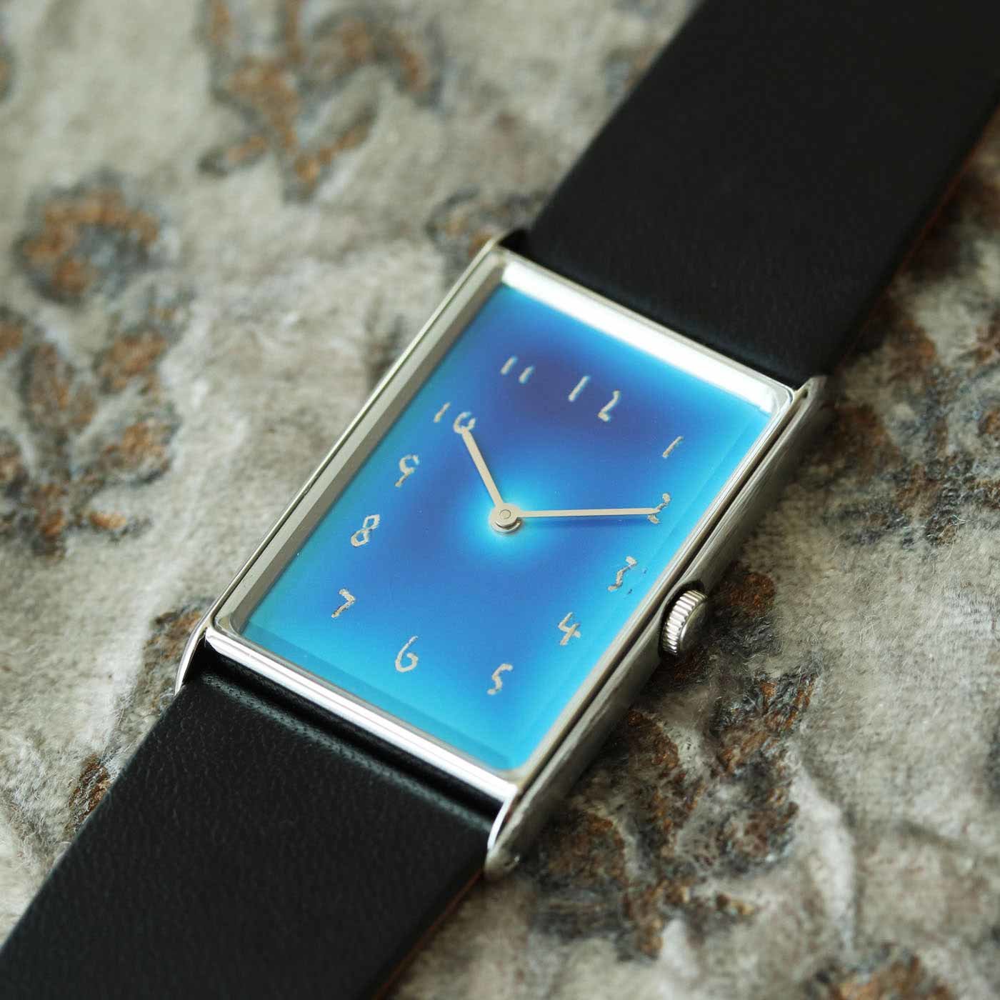 金沢の時計職人が手掛けた　月夜の藍色に見惚れる腕時計（黒鍵色）