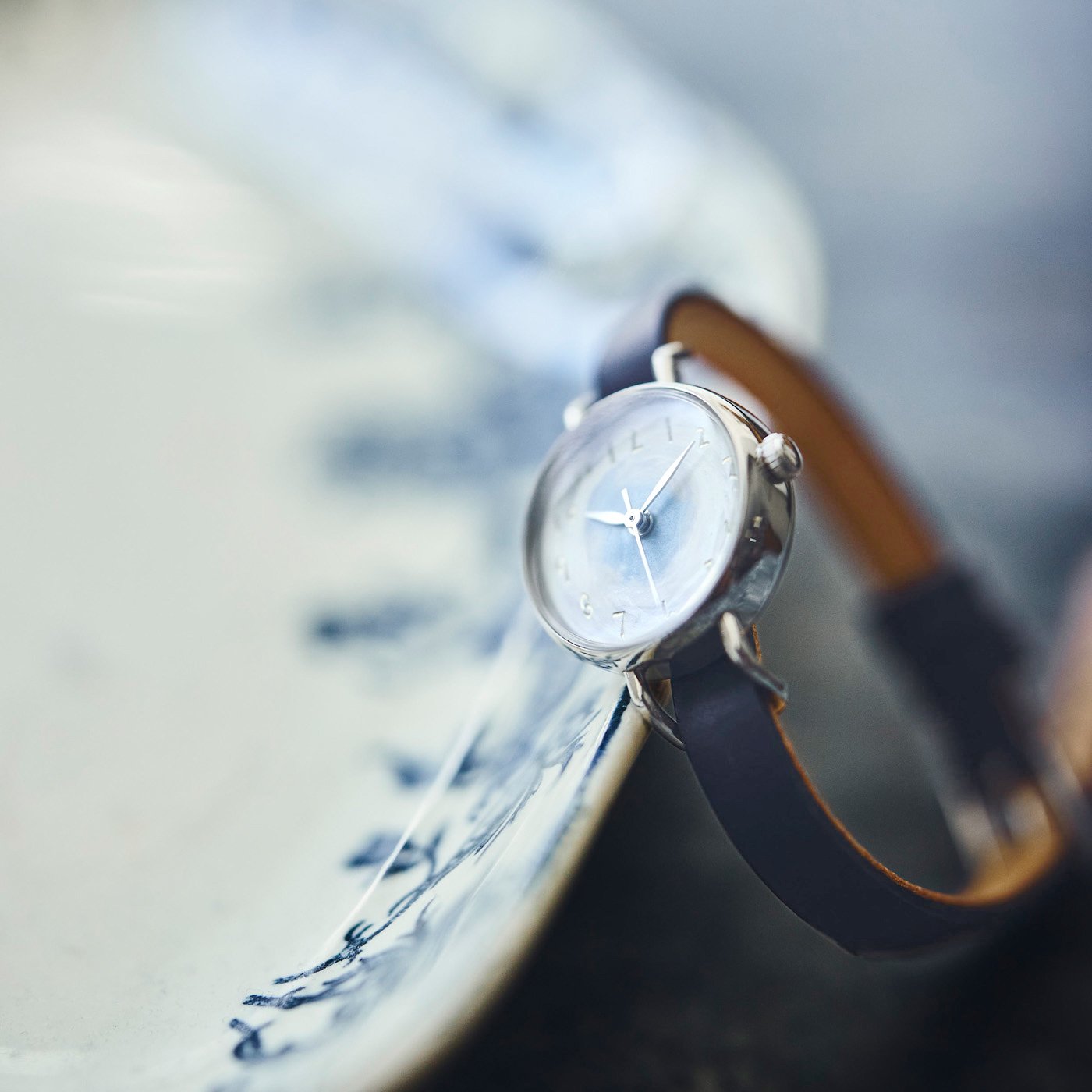 金沢の時計職人が手掛けた 冬空に見惚れる腕時計〈深藍色〉