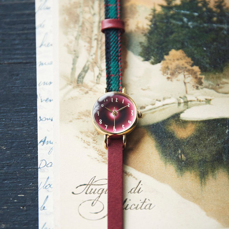 金沢の時計職人が手掛けた 葡萄酒色に見惚れる腕時計〈タータンチェック・ガーネット〉[時計：日本製]