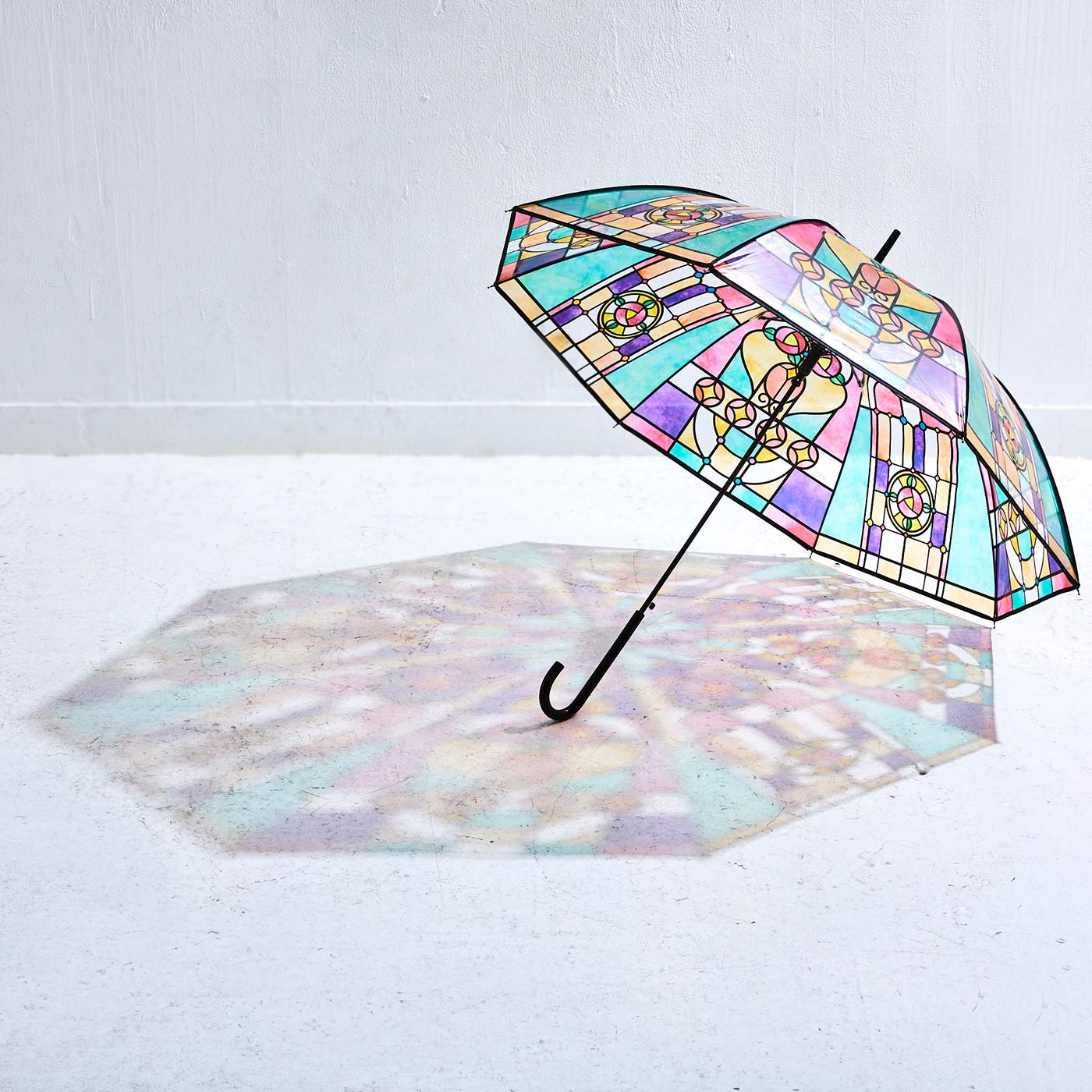 広げればあこがれの世界 大正ロマンなステンドグラスの傘