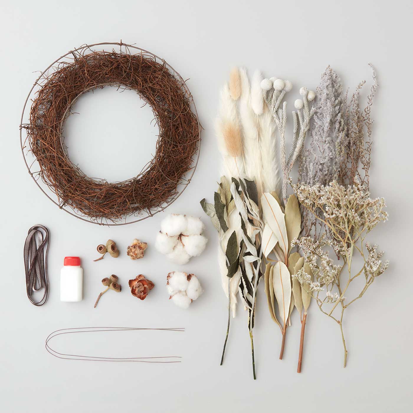 SeeMONO[シーモノ]｜北欧ナチュラルなお部屋に映える　プレミアムリース手づくりキット｜お届け内容はこちら。リボンはお好みでつけてくださいね！完成した作品の収納に使える箱に入れてお届けします。