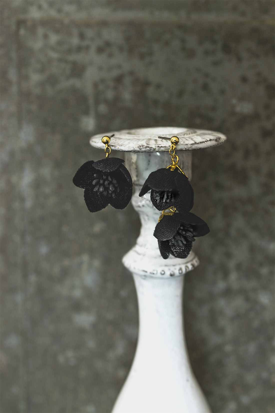 and myera ［アンドマイラ］｜and myera クリスマスローズの耳飾り