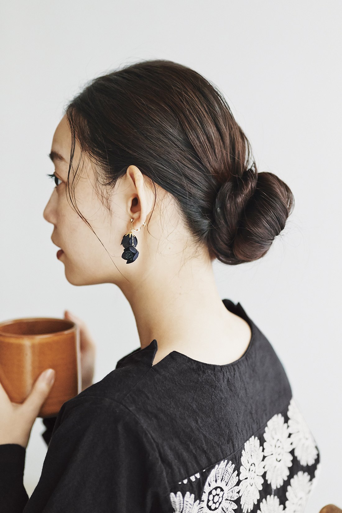 and myera ［アンドマイラ］｜and myera クリスマスローズの耳飾り