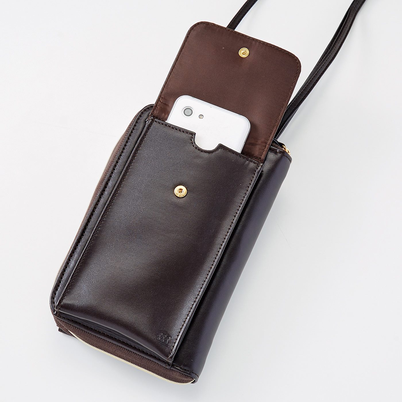 Kraso[クラソ] ｜フェリシモミュージアム部　鑑賞もお買い物もこれひとつ エコバッグ付きマルチウォレット｜前面ポケットにはスマホが入ります。