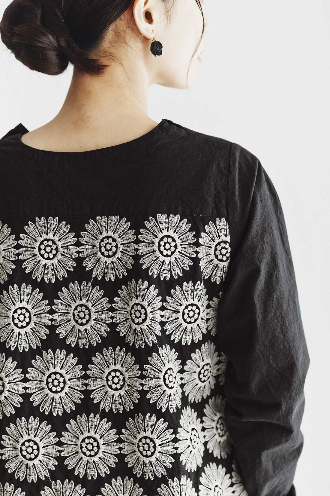 and myera ［アンドマイラ］｜and myera クリスマスローズの耳飾り