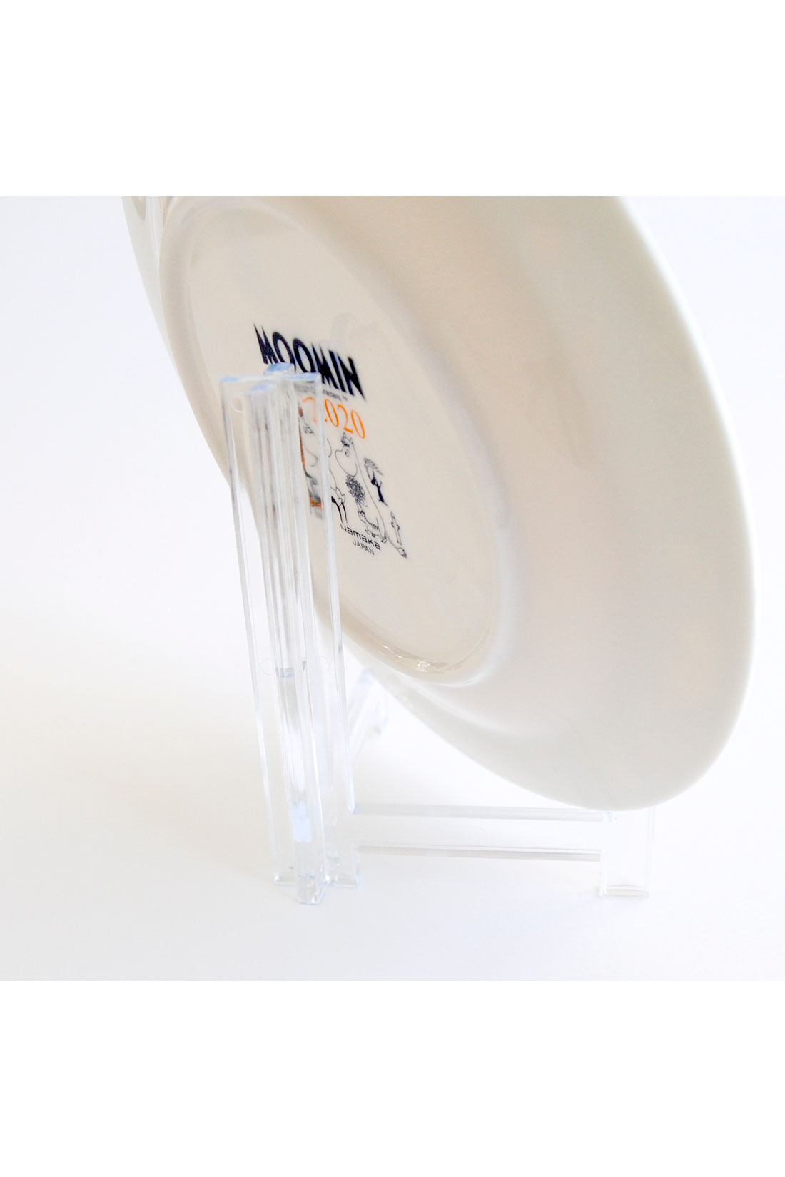 シロップ．｜MOOMIN イヤーズプレート2020｜スタンド付きでお部屋に飾れるのもうれしい。