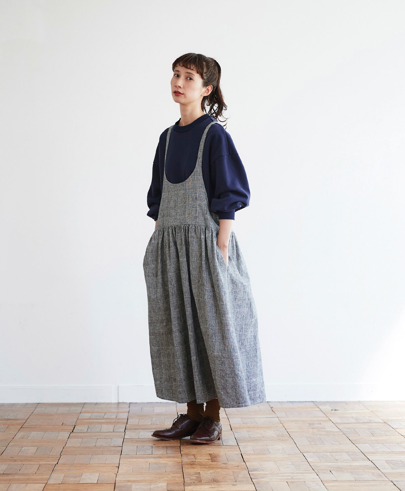 在庫処分セール サニークラウズ ｆｅａｔ ｓｈｕｔｔｌｅ ｎｏｔｅｓ ｋａｚｕｍｉのエプロンワンピース レディース 春バーゲン 特別送料無料