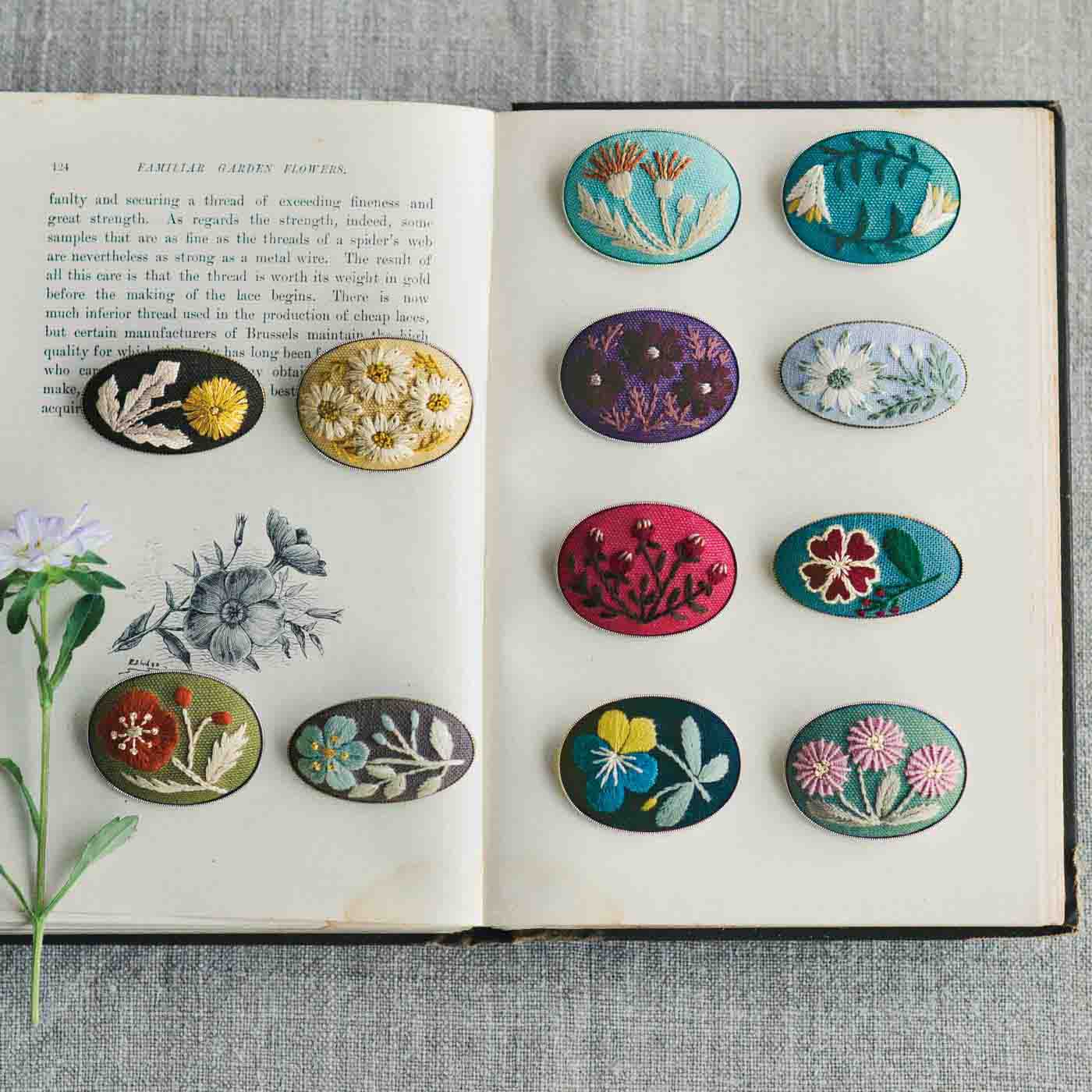 フェリシモ マカベ アリスさんの季節のうつろいを感じる お花の刺繍