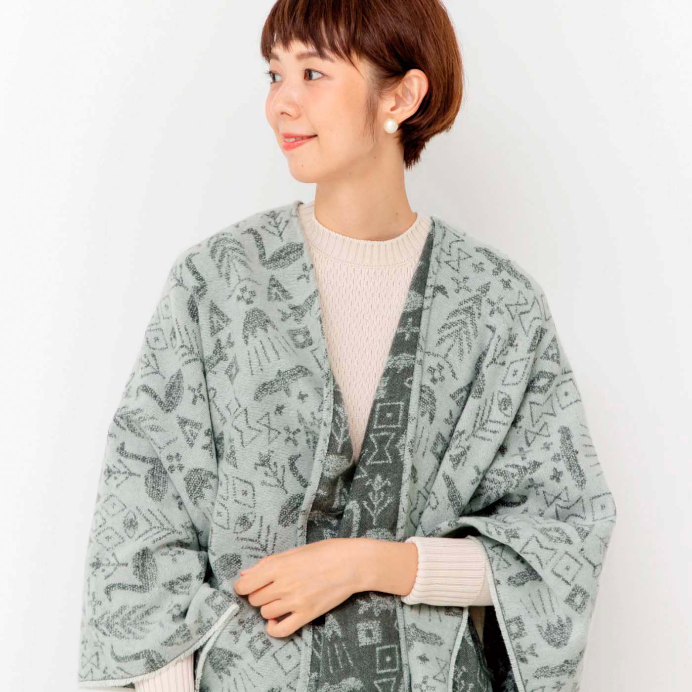 Kraso[クラソ]｜ＳＡＡＮＡ ＪＡ ＯＬＬＩ サーナ ヤ オッリ　3-WAY大判ストールの会｜ボレロ風・ストール・ひざ掛けと3-WAYに活躍する、約184cmの長さの大判ストール。