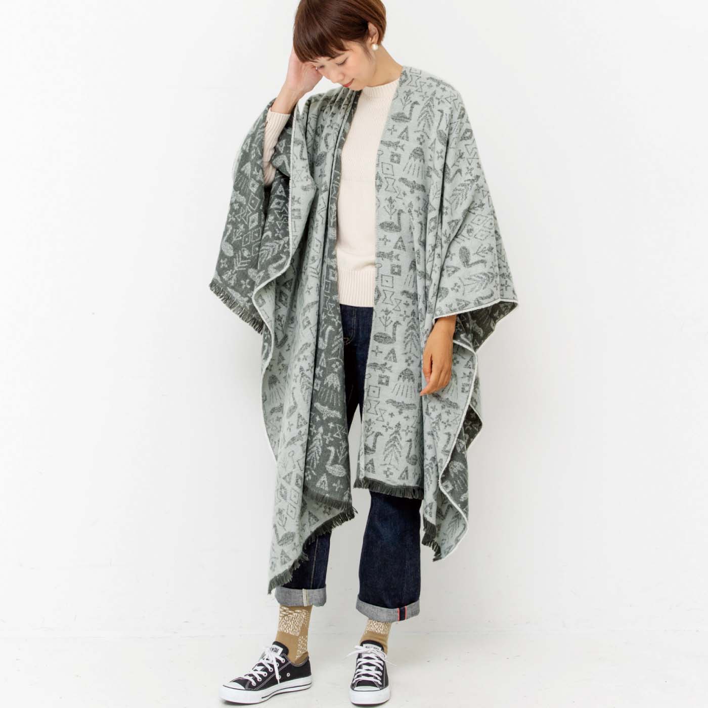 Kraso[クラソ]｜ＳＡＡＮＡ ＪＡ ＯＬＬＩ サーナ ヤ オッリ　3-WAY大判ストールの会｜肩に掛けてボレロ風に。しっかり長めなので脚や腰まわりまであったか。