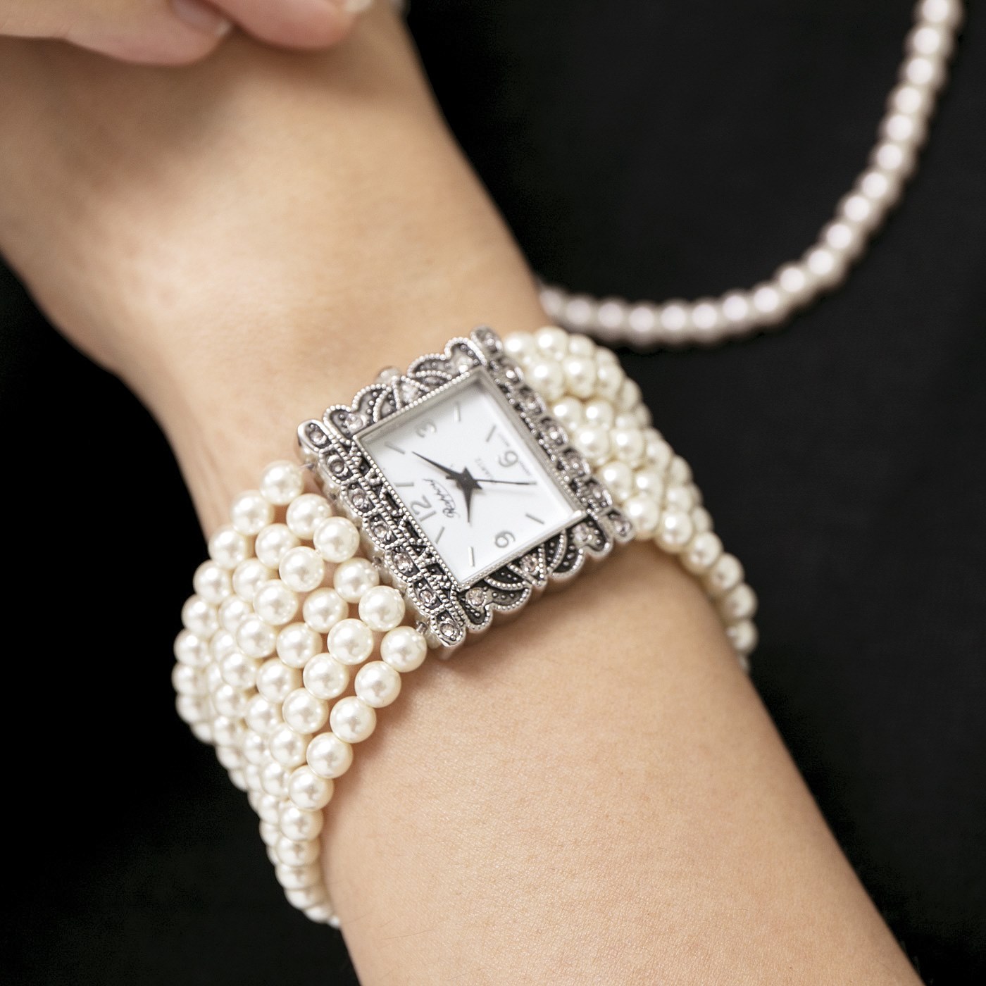 Kraso[クラソ]｜伸びてワンタッチフィット　手首彩るパール調ブレスレットウォッチ