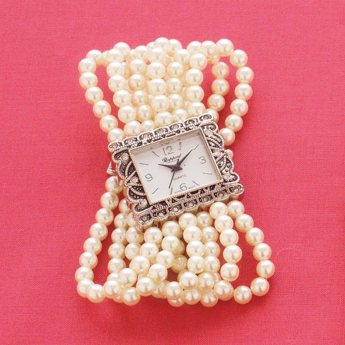 Kraso[クラソ]｜伸びてワンタッチフィット　手首彩るパール調ブレスレットウォッチ｜スクエアの見やすい文字盤で、トレンド感もたっぷり。