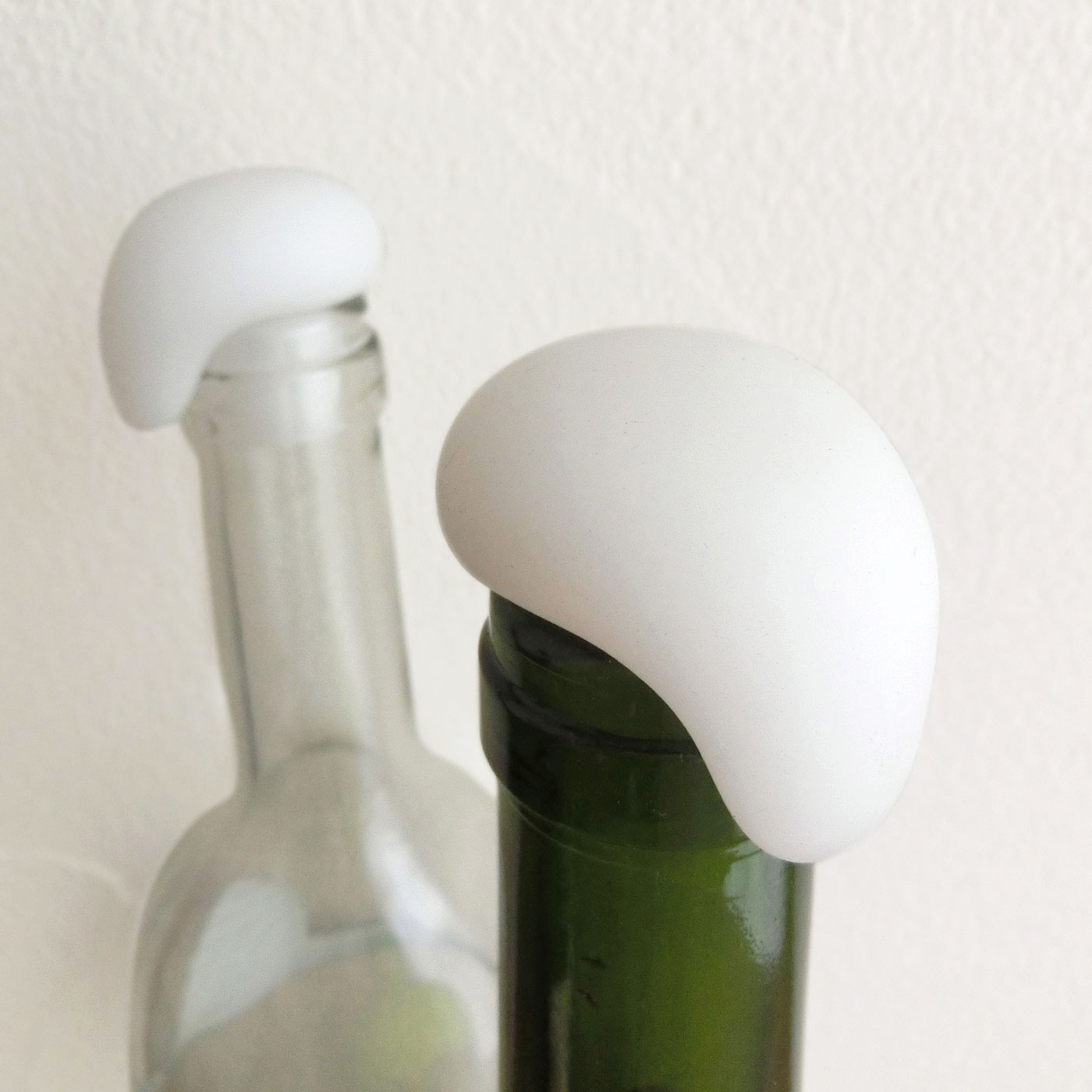 Kraso[クラソ]｜サプライズ！ ひと泡ふかせるボトルキャップ「オーバーフロー」２個セット｜おっとっと。思わず口をつけたくなる！ワインとセットでプレゼントにしてもいいですね。