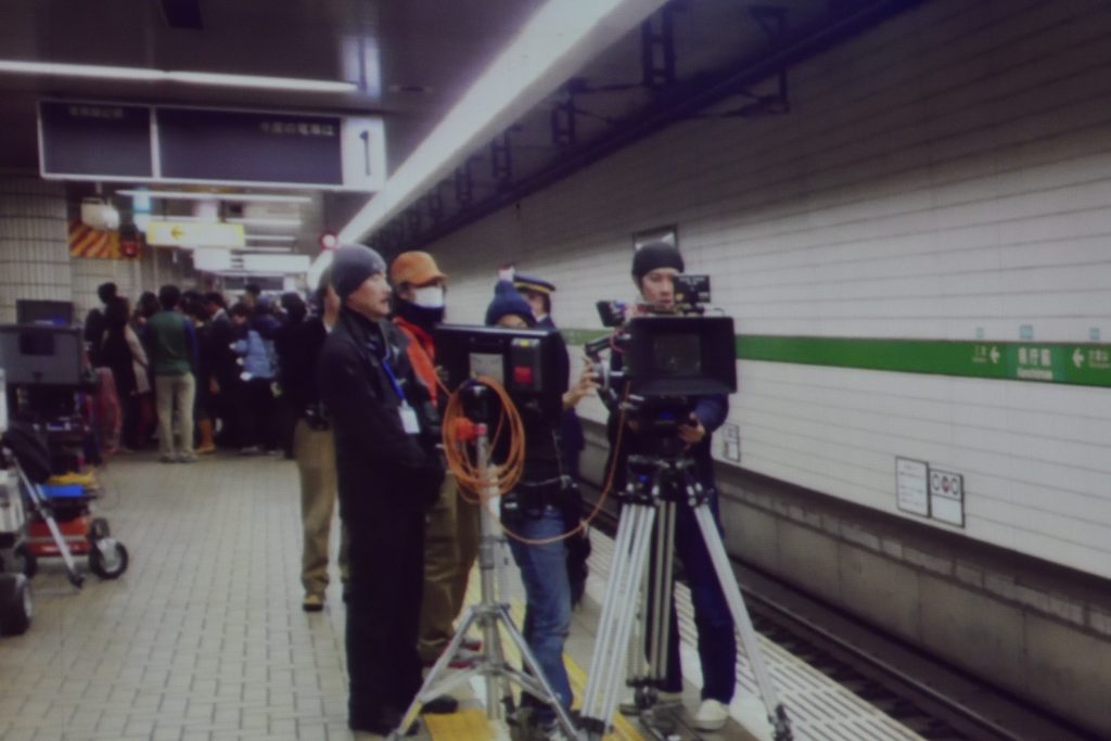 終電後に県庁前の駅で撮影してる様子