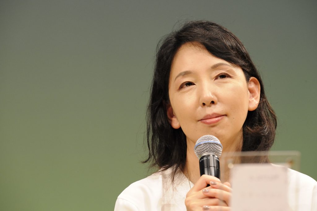 お客さまの質問に答える松下さん