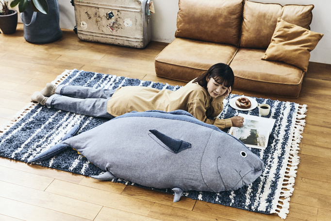 近畿大学水産研究所コラボ！ デニムで作ったマグロのクッション