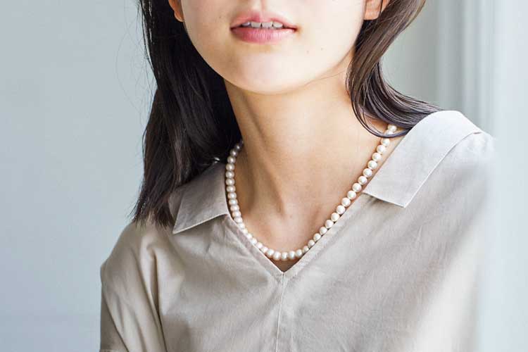 日本職人が仕立てるパールネックレスに宿る、普遍的な美しさを日常に
