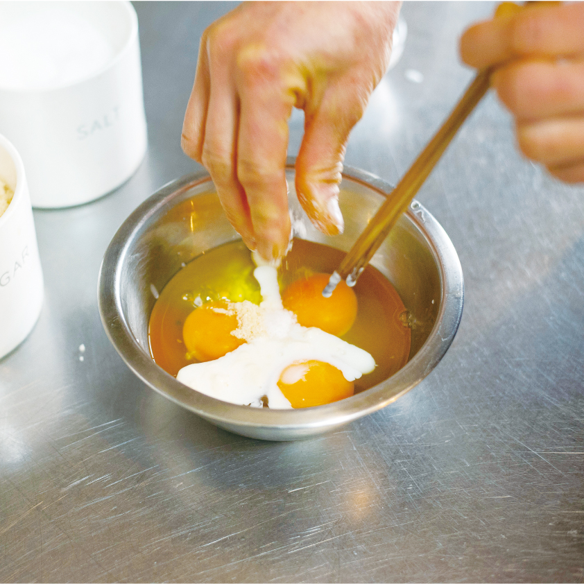 ひとつにつき卵を3個使用。牛乳とマヨネーズを加えることで、ふわふわ、かつコクがでる。