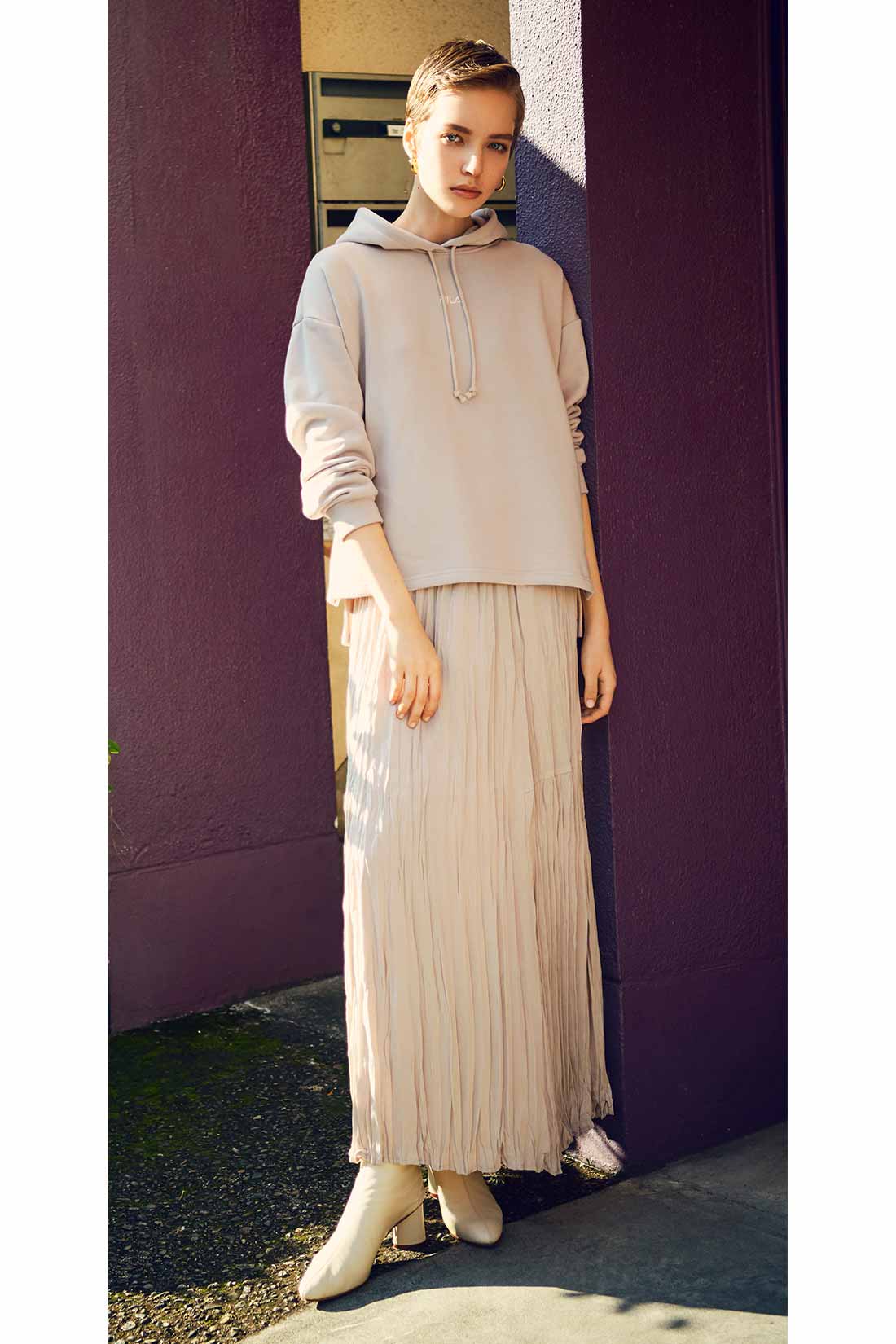 落ち感のある旬素材のスカートとパーカーのワントーンコーデ