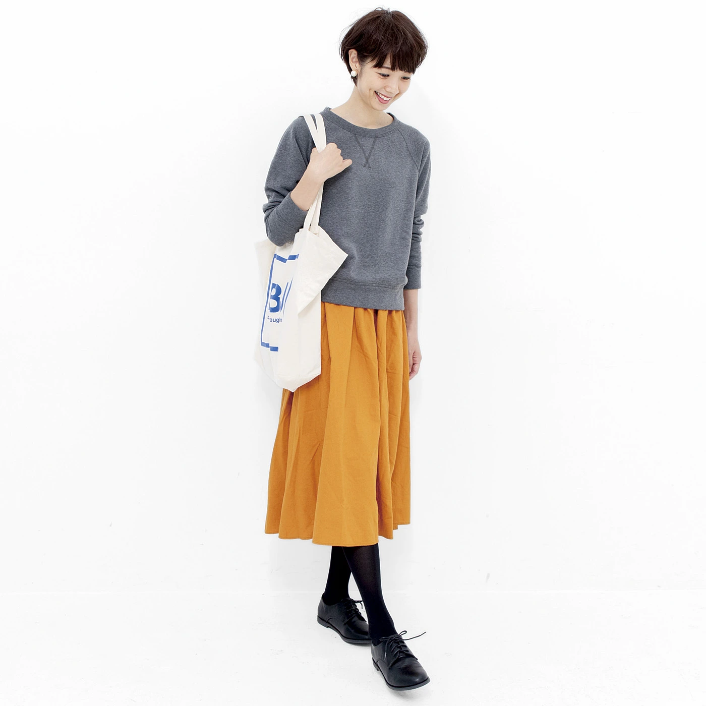 大人の垢抜けスウェットコーデ きれいめからフェミニンまでスタイル別着こなし術 Niau ニアウ