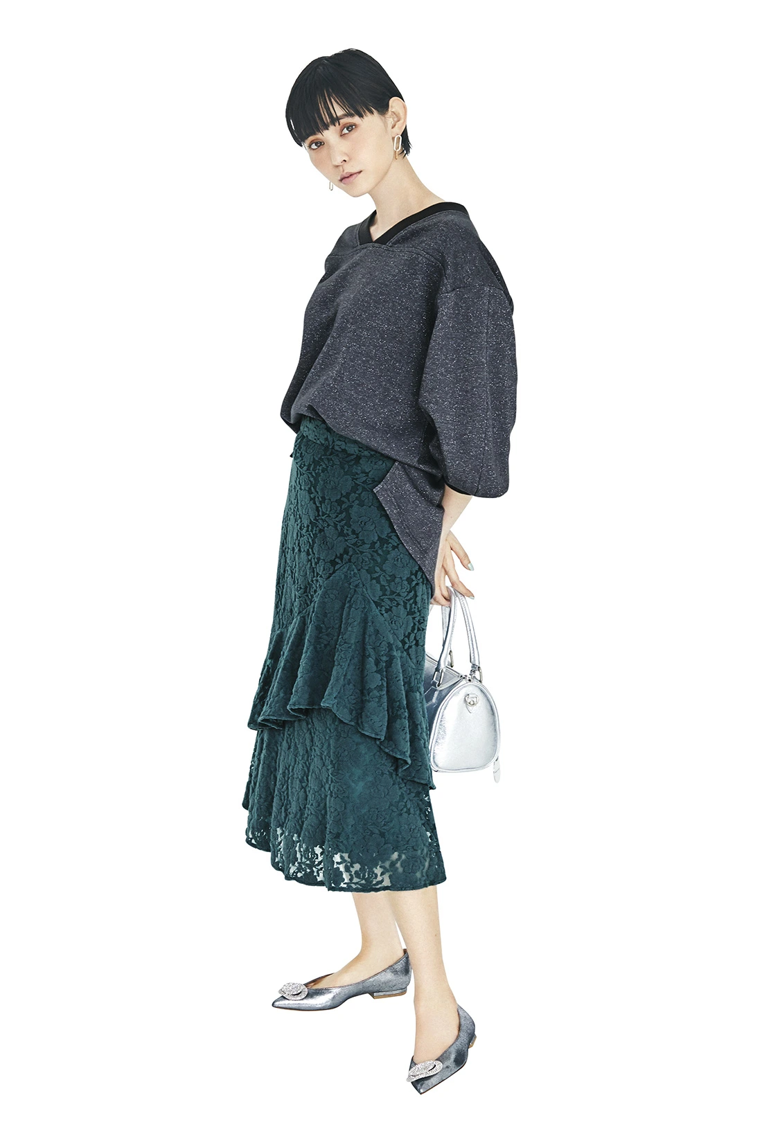 大人の垢抜けスウェットコーデ きれいめからフェミニンまでスタイル別着こなし術 Niau ニアウ