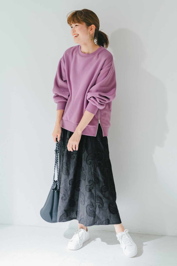 くすみラベンダー×黒フレアースカートでラフに女性らしく