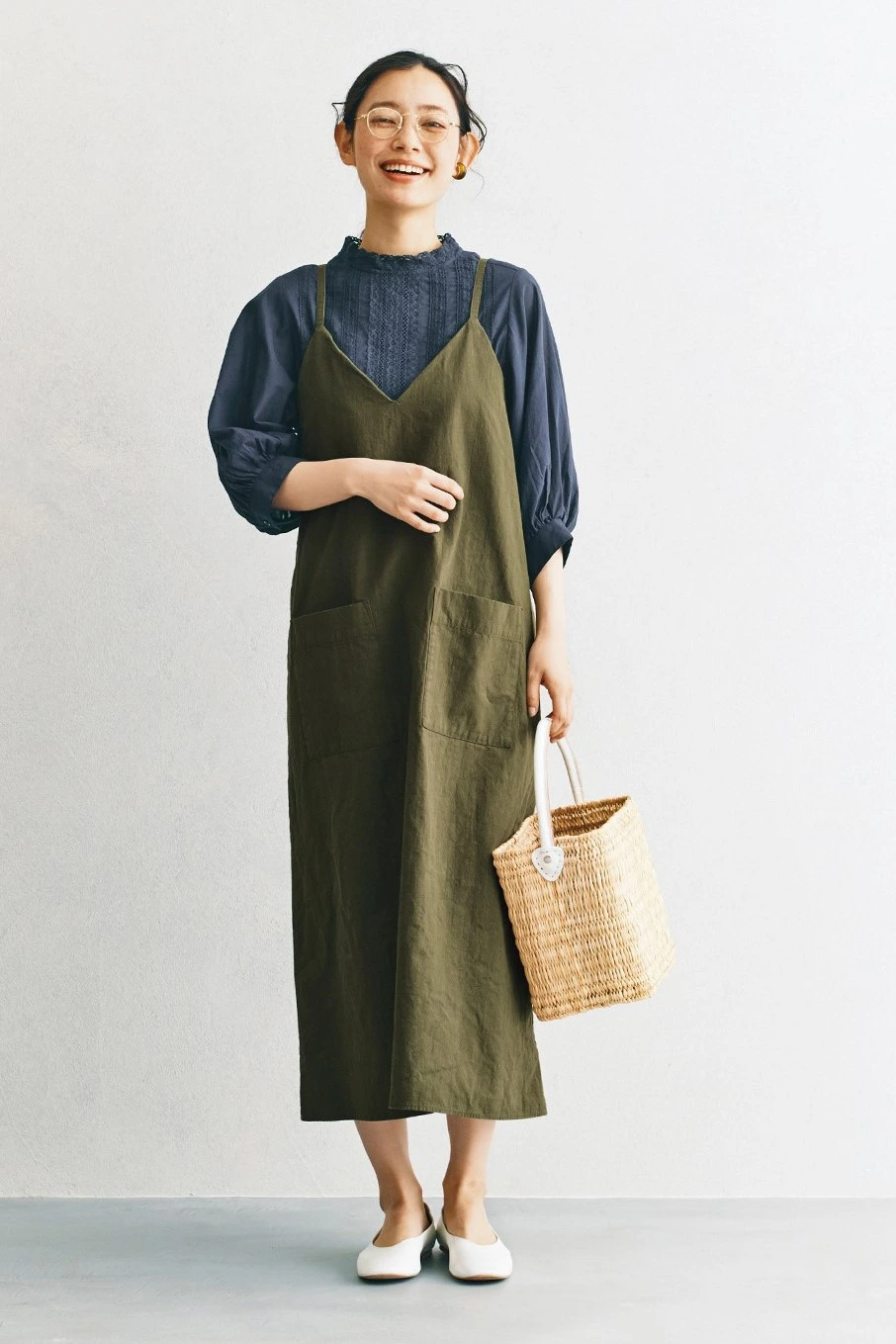 夏のネイビートップス着こなしガイド 真似したい大人女子コーデ集 Niau ニアウ