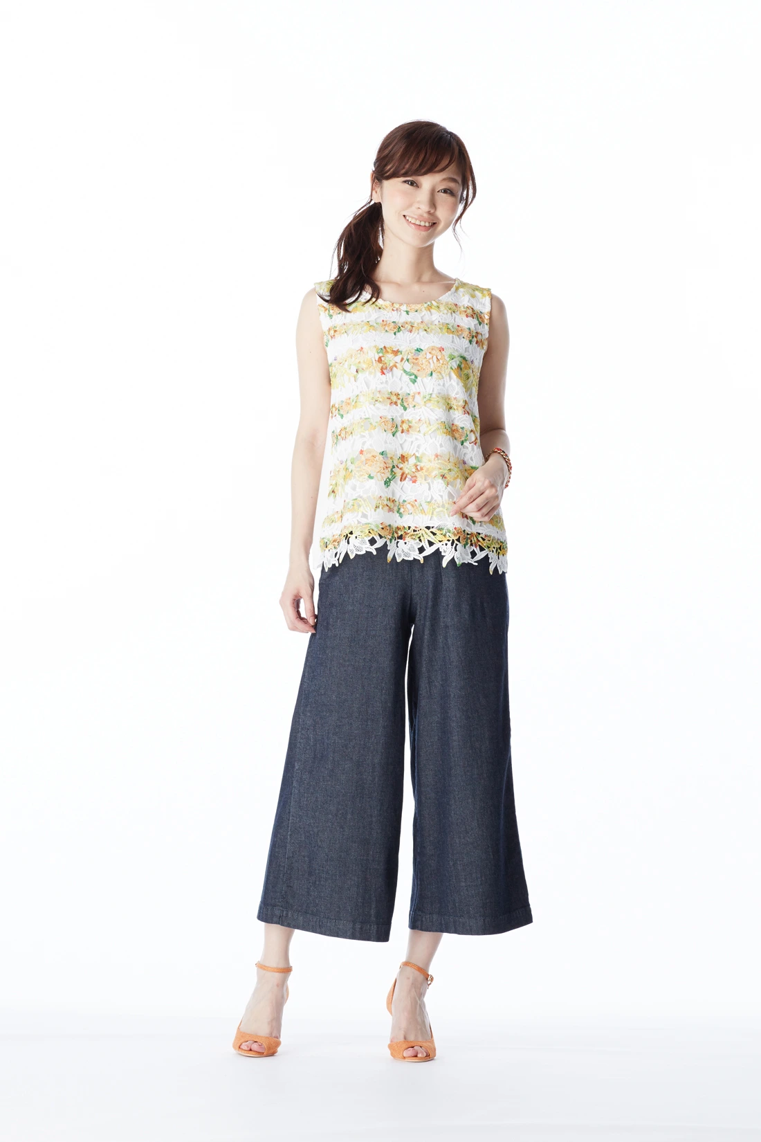 夏のイエロートップス着こなしガイド。真似したい大人女子コーデ