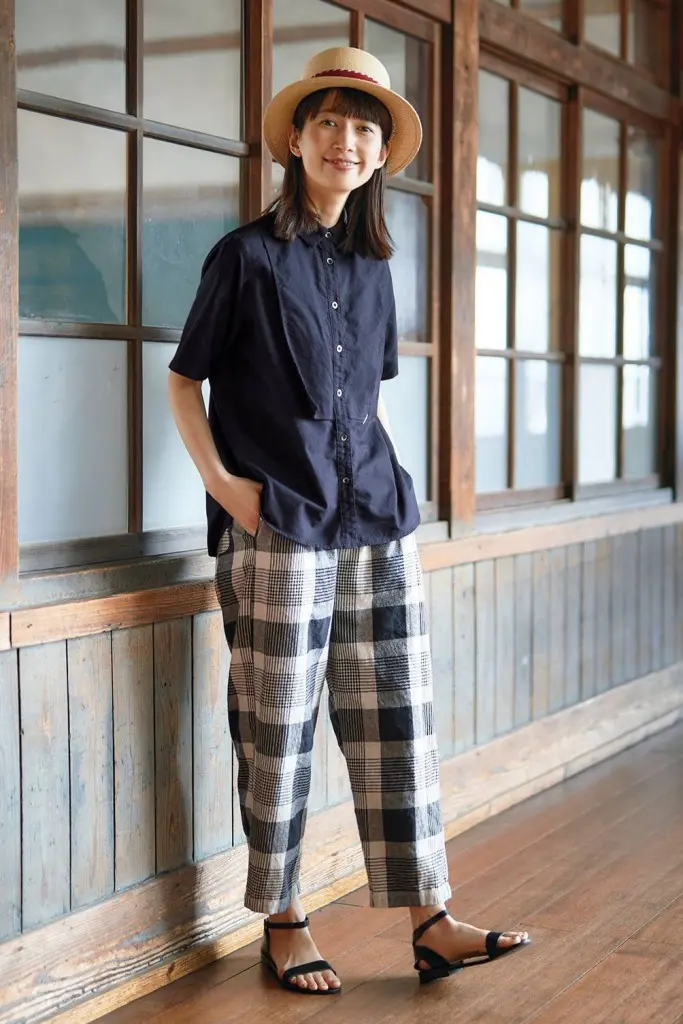 青い花柄と黒いチェック柄のパンツ 青い花柄と黒いチェック柄のパンツ