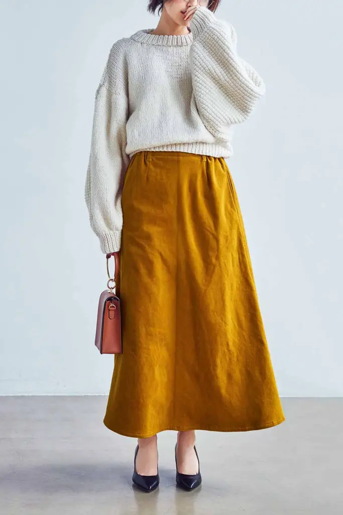 色鮮やか黄色のロングスカート