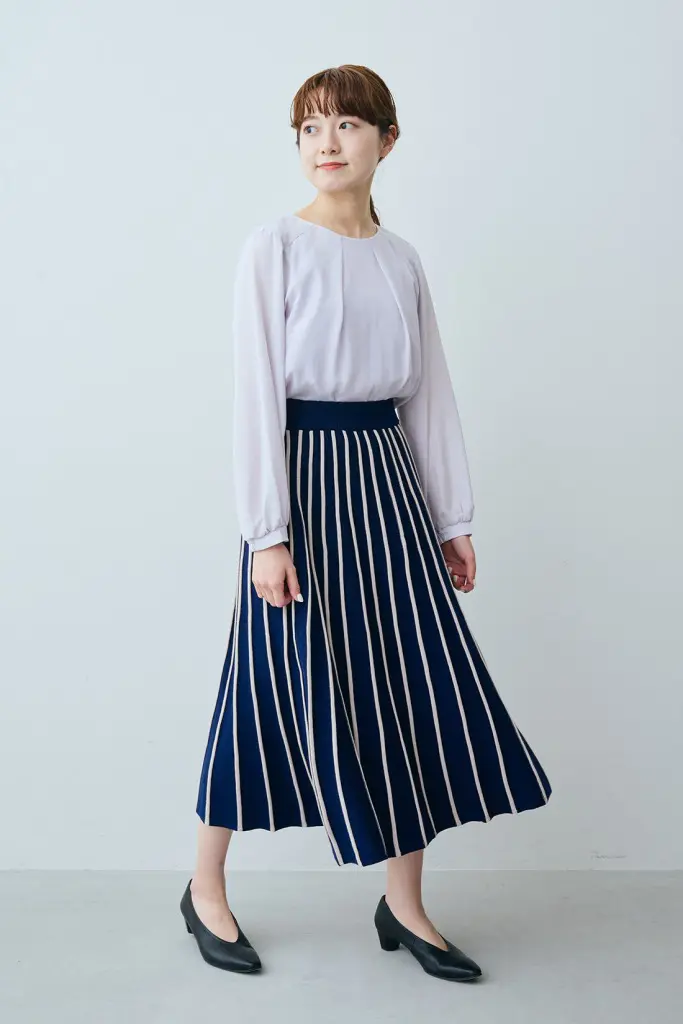.KOM グレー スカート 84A 上品デザイン 秋冬向け大人ナチュラルコーデ 大人スカートコーデ20選【秋】｜ロング・プリーツ・フレア