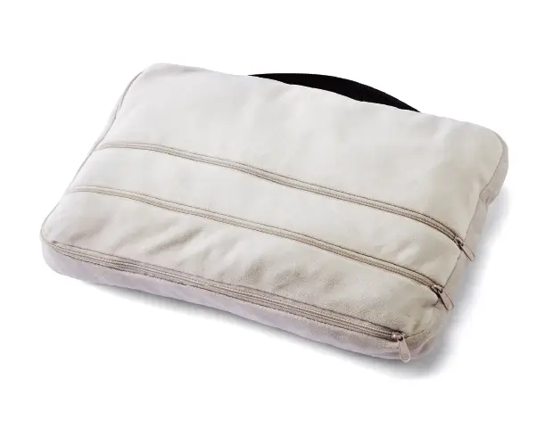 メインポケットはL字ファスナーで大きく開閉。裏側の2つのポケットにはこまごましたものを入れるのに便利。