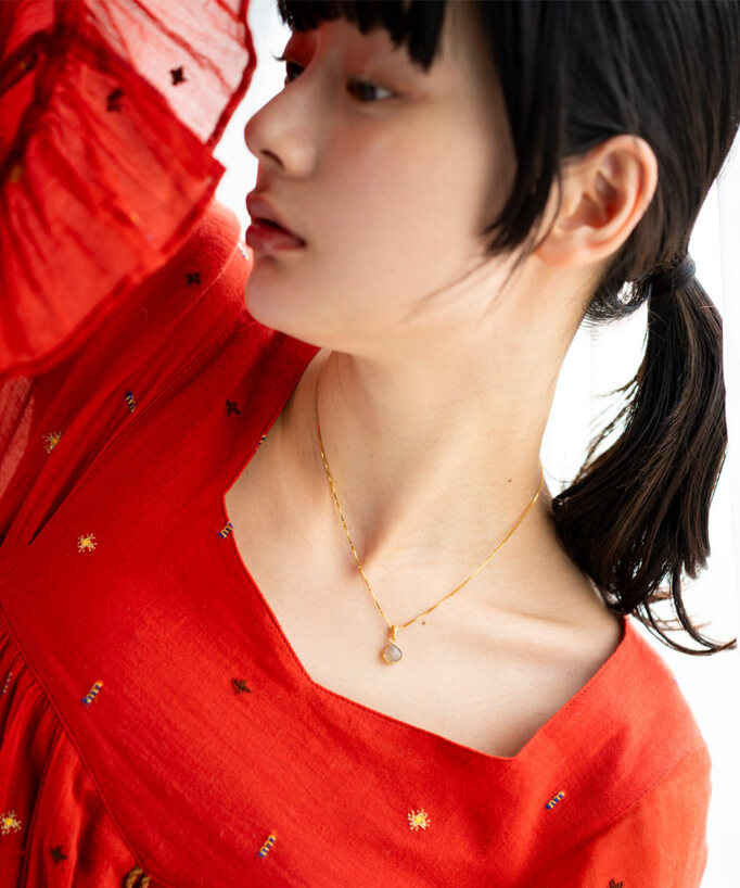 
くすみ感のあるアンニュイなネックレス
